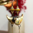 Boucles d’oreilles bohème chic composées de pendentifs en céramique représentant un oiseau au plumage jaune et vert. Bijoux uniques de créateur