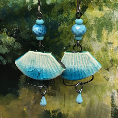 Longues boucles d'oreilles bohème chic composées de pendentifs en céramique bleu et blanc et de perles en apatite. Bijoux uniques.
