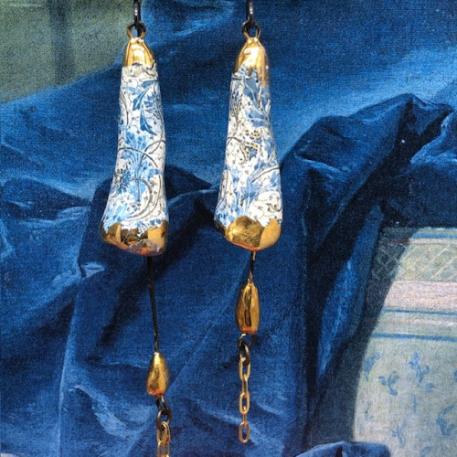Longues boucles d’oreilles bohème chic composées de pendentifs en céramique en forme de clochettes bleu ciel et doré. Bijoux uniques.