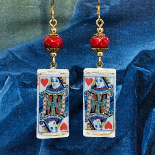 Boucles d'oreilles bohème chic composées de pendentifs artisanaux en laiton qui représente la Dame de coeur. Bijoux uniques.
