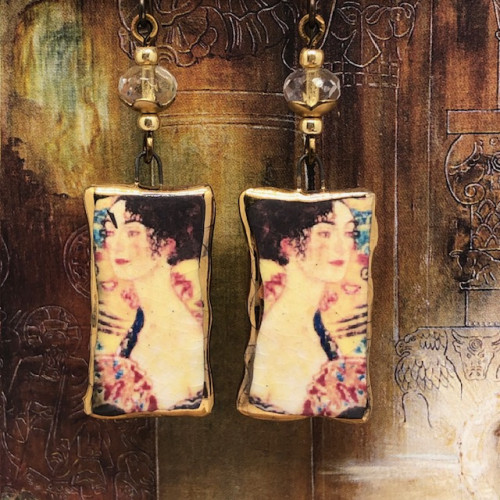 Boucles d'oreilles composées de pendentifs en céramique représentant une peinture de Klimt, "Femme à l'éventail". Bijoux uniques.