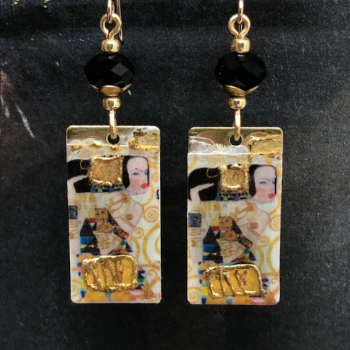 Boucles d'oreilles Klimt sont composées de pendentifs en laiton peints à la main et de perles noires en cristal Swarovski. Pièces uniques.