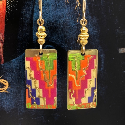 Boucles d'oreilles asymétriques composées de pendentifs en laiton émaillé avec un motif abstrait de carrés multicolores. Bijoux uniques.