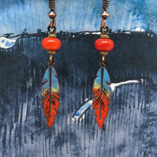 Longues boucles d'oreilles bohèmes composées de pendentifs en cuivre émaillé en forme de plume bleu et orange. Bijoux uniques.