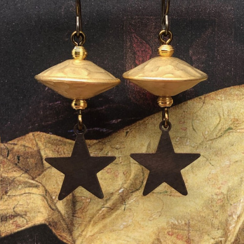 Boucles d'oreilles vintage de créateur composées de grosses perles en laiton doré mat en forme de soucoupe et d'étoiles en laiton brun foncé.
