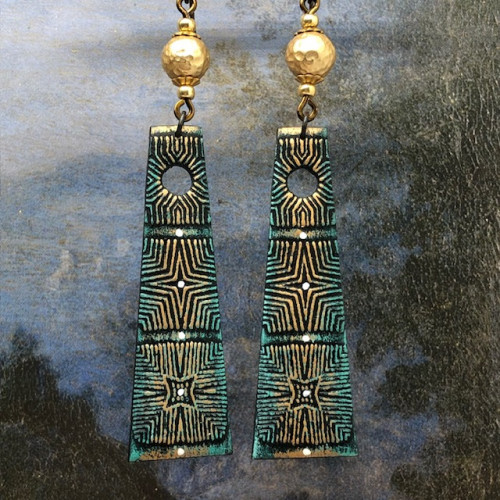 Longues boucles d'oreilles composées de pendentifs en forme de trapèze avec un motif abstrait marron, vert émeraude et bronze. Bijoux uniques.